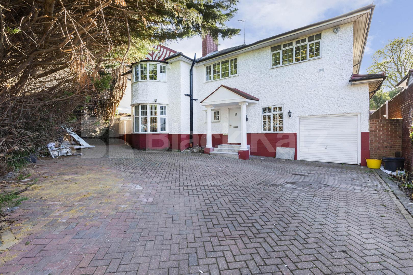 Very spacious six bed two reception rooms house with garden mins to tube Holden Road, North Finchley